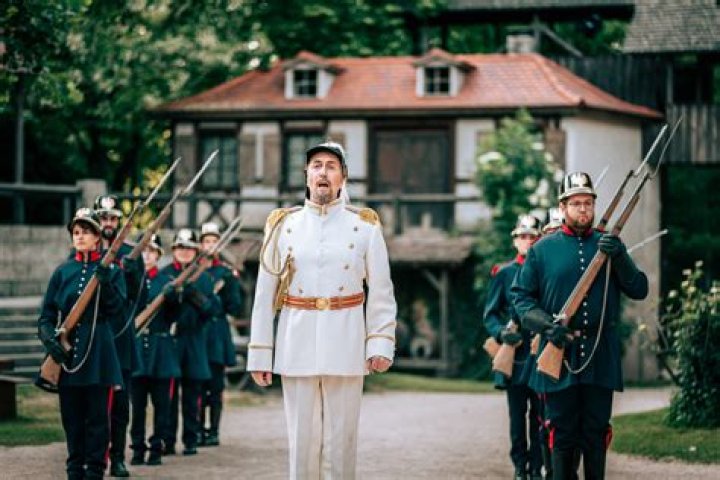 Das Wirtshaus im Spessart – Lars-Ole Walburg eröffnet die Spielzeit in Hannover mit Wilhelm Hauffs Kunstmärchen