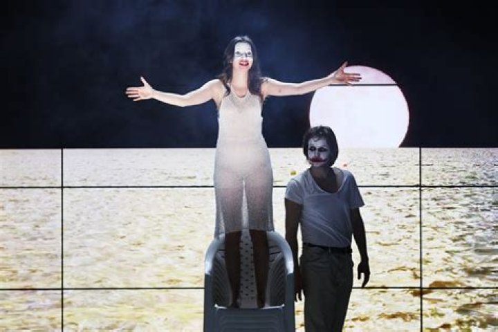 Ding Dong Dom – Showcase Beat Le Mot versprechen die Zukunft des Theaters und laden ihr Publikum zu einer ereignislosen Schifffahrt