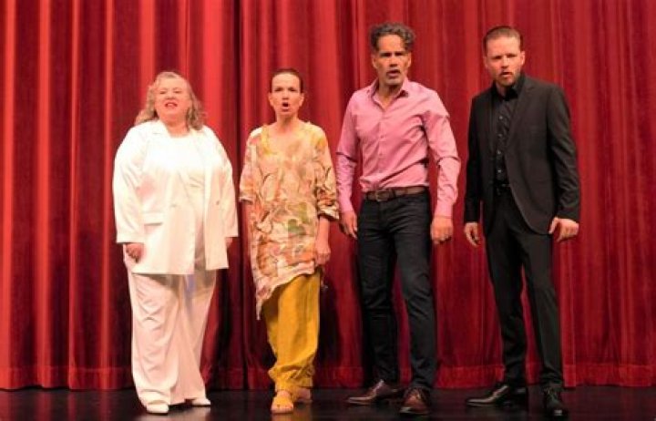 Ein europäisches Abendmahl – Im Akademietheater Wien inszeniert Barbara Frey fünf Frauenmonologe aus den Federn prominenter europäischer Schriftstellerinnen