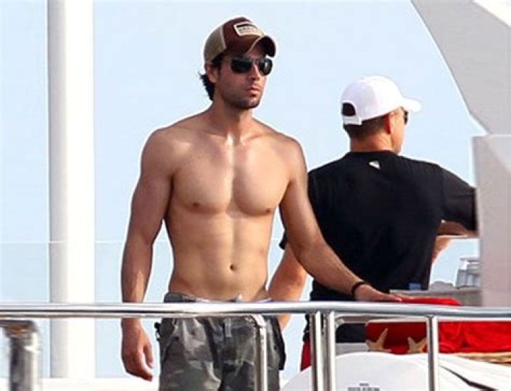 Enrique Iglesias Height Weight Body Stats