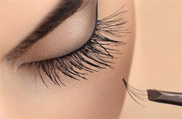 How Do You Treat an Eye Infection From False Eyelashes?