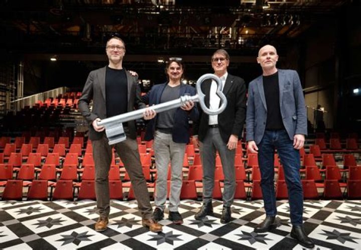 Ich bin wie ihr, ich liebe Äpfel – Theresia Walsers neues Stück am Nationaltheater Mannheim bringt drei alte Diktatorengattinnen zusammen