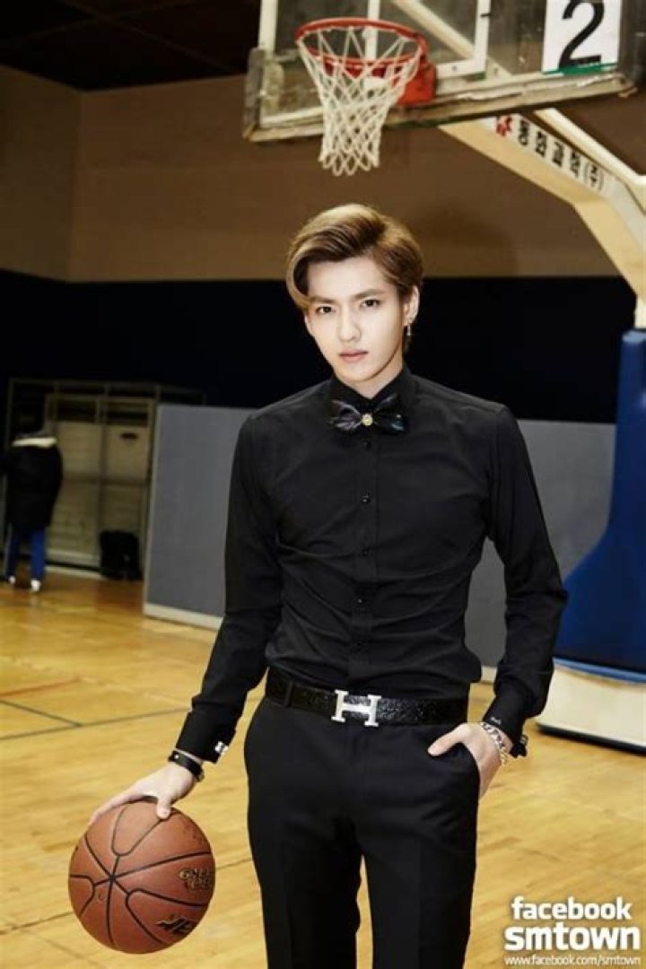 Idols Playing Sports:SM Entertainment Likes to Display the Athletic Abilities of its Idols