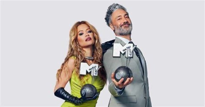 Le réalisateur de Thor, Taika Waititi, et sa femme chanteuse, Rita Ora, animeront les MTV EMAs