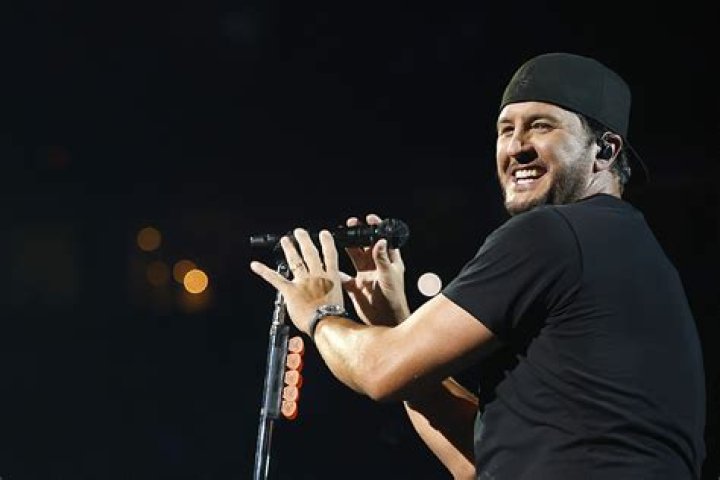 Luke Bryan Grinds Past Illness for Gutsy Nashville Show