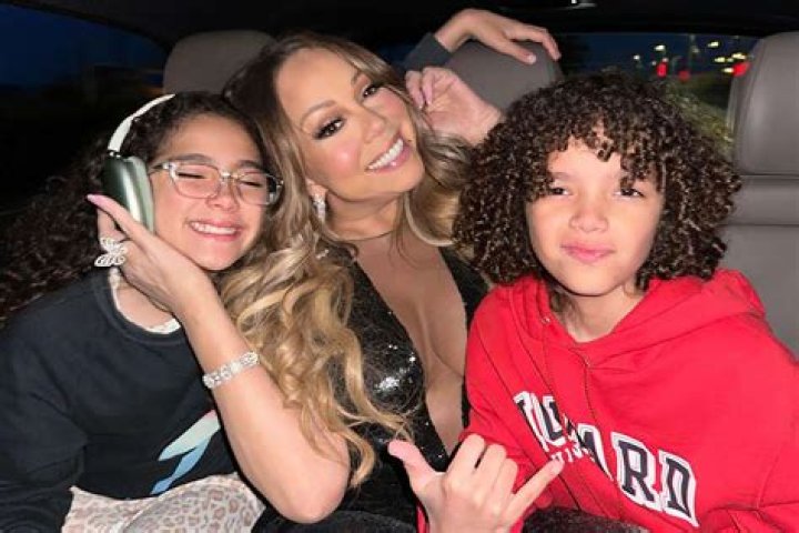 Mariah Carey Celebrates the Birth of Jesus with “O Holy Night”