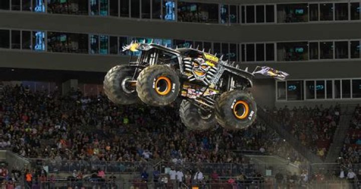 Monster Truck über ihr kontroverses Stück "Dschingis Khan"
