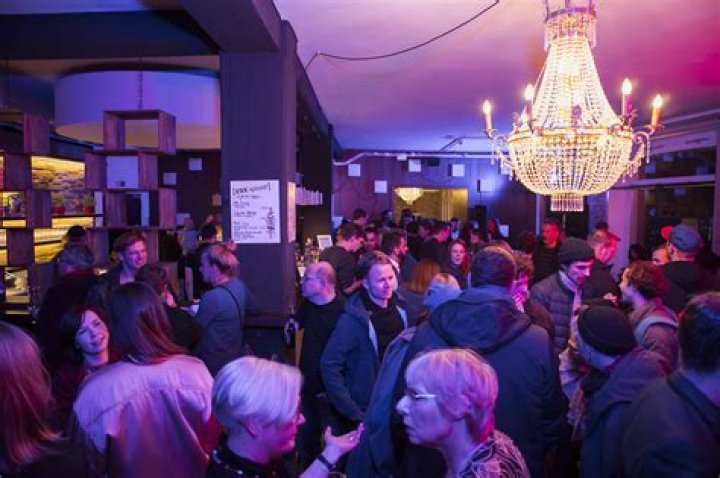 Report – Michael Talke bringt Ulrike Syhas Stück in der Diskothek des Schauspielhauses Leipzig zur Uraufführung