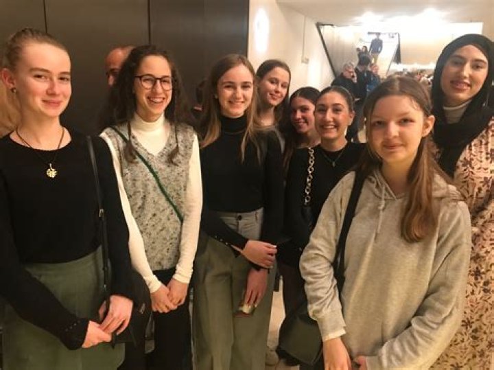 Suff – In den Kammerspielen der Josefstadt Wien bringt Alexandra Liedtke Thomas Vinterbergs / Mogens Rukovs trockene Komödie übers fröhliche Saufen zur Uraufführung