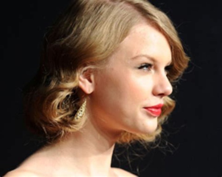 Taylor Swift Is Part of a Romantic Proposal at a Castle in Ireland