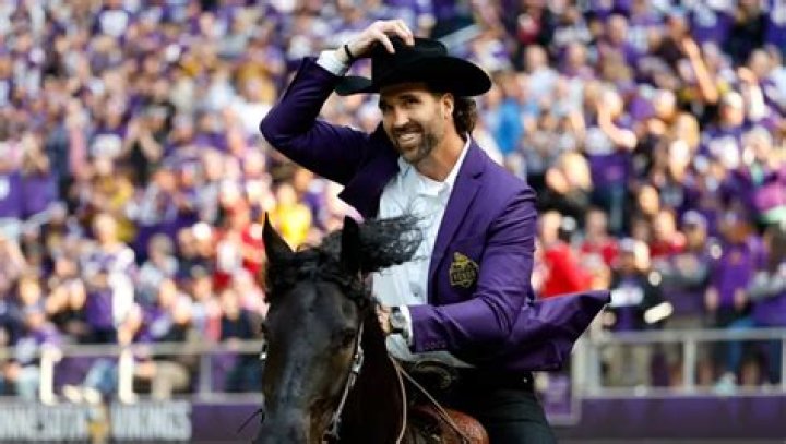 The Vikings’ Jared Allen surprised fans with most impressive entry into the Ring of Honor ceremony