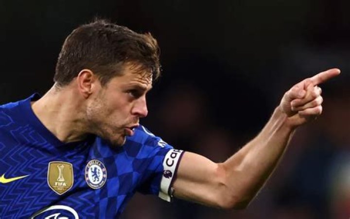 Watch César Azpilicueta rage at angry Chelsea Fans after 4-2 Homeground Loss against Arsenal