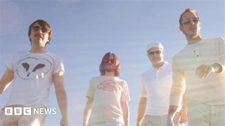 Weezer singer hurt in bus crash