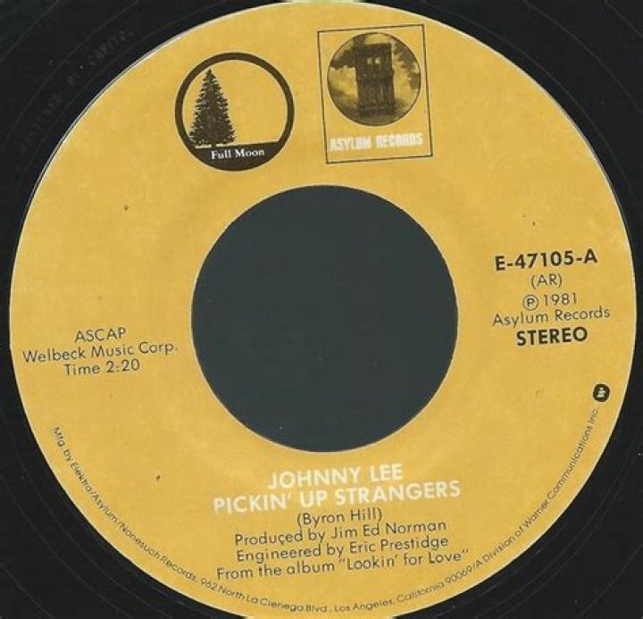 What Makes Johnny Lee’s Pickin’ Up Strangers A Notable Song