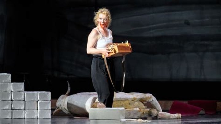 Wilhelm Tell – Dušan David Pařízek lässt am Schauspiel Zürich Schillers Mythenmaschine auf den Schweizer Holzboden fallen